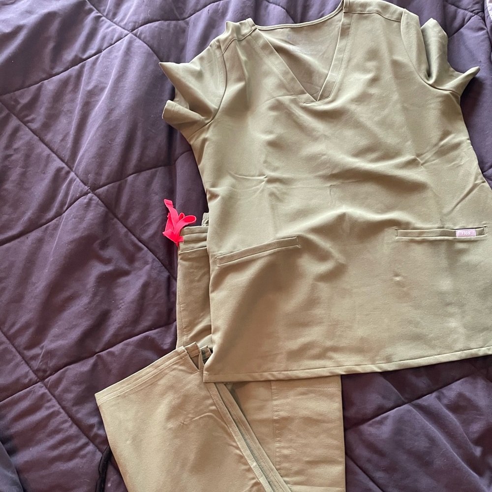 Figs scrub top and bottom
